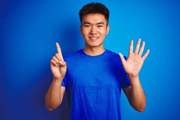Mladý Asijský Číňan Nosí Tričko Stojící Nad Izolovaným Modrým Pozadím — Stock fotografie