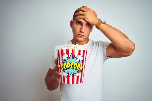 Ung Stilig Man Äter Popcorn Över Vit Isolerad Bakgrund Stressad — Stockfoto