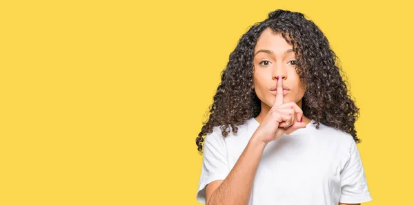 Wanita Cantik Dengan Rambut Keriting Mengenakan Kaos Putih Meminta Untuk — Stok Foto