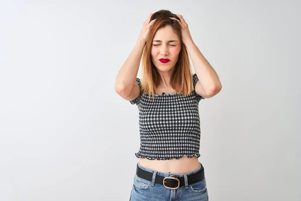 Bella Donna Rossa Indossa Casual Shirt Piedi Sopra Isolato Sfondo — Foto Stock