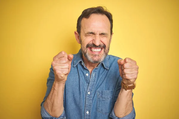 Stilig Medelålders Senior Man Med Grått Hår Över Isolerad Gul — Stockfoto