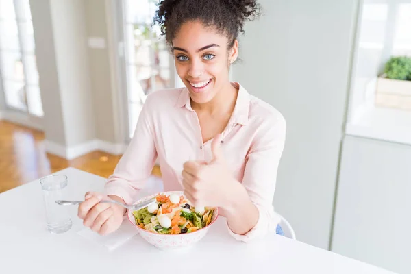 笑顔の サイン 優秀な兆候を親指をやって幸せ健康パスタ サラダを食べる若いアフリカ系アメリカ人女性 — ストック写真