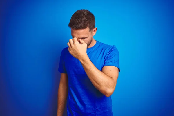 Jonge Knappe Man Draagt Casual Shirt Blauw Geïsoleerde Achtergrond Moe — Stockfoto