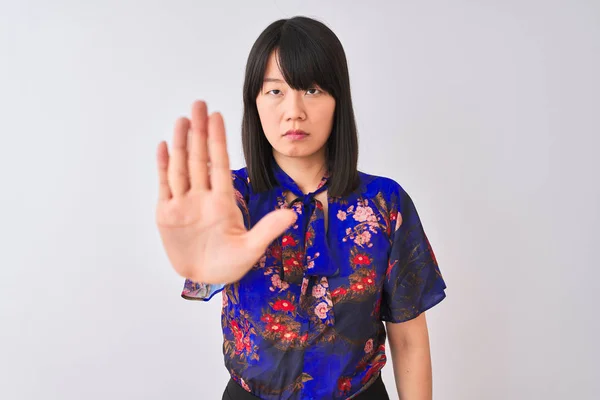 Jonge Mooie Chinese Vrouw Dragen Zomer Bloemen Shirt Geïsoleerde Witte — Stockfoto