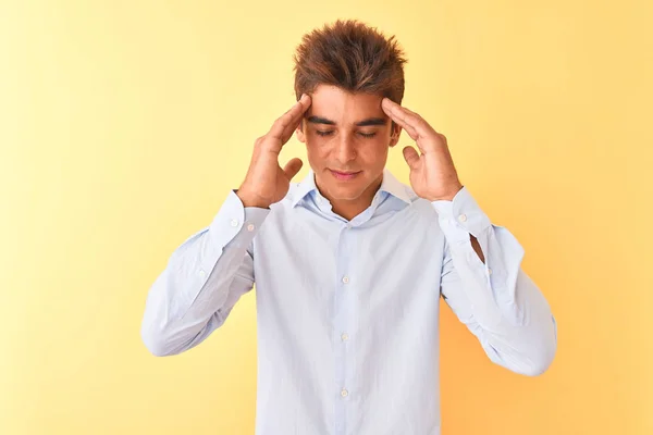 잘생긴 사업가는 스트레스때문에 머리에 통증을 느끼기 위에우아 셔츠를 입는다 편두통으로 — 스톡 사진
