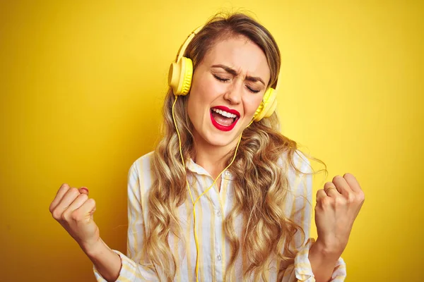 Jeune Belle Femme Écoute Musique Aide Écouteurs Sur Fond Jaune — Photo