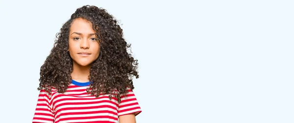 Junge Schöne Frau Mit Lockigem Haar Trägt Gestreiftes Shirt Mit — Stockfoto