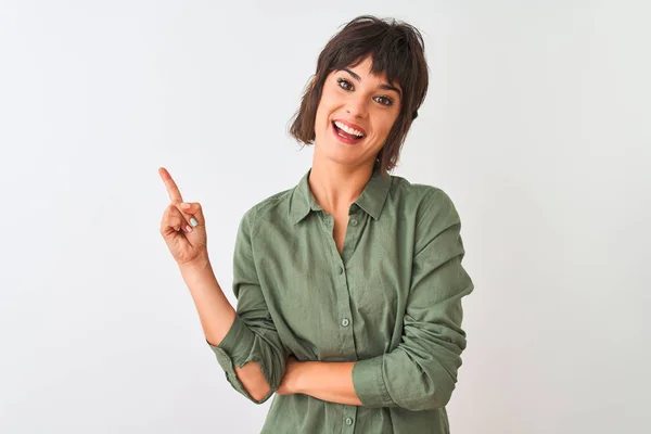 Joven Hermosa Mujer Con Camisa Verde Casual Pie Sobre Fondo —  Fotos de Stock