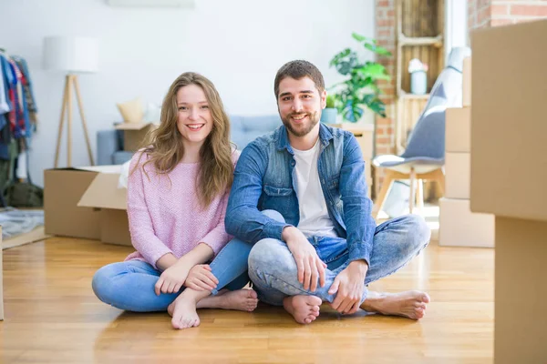 Joven Hermosa Pareja Que Muda Una Nueva Casa Sentada Suelo —  Fotos de Stock