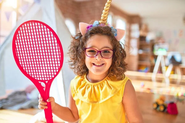 Hermoso Niño Sentado Suelo Con Gafas Diadema Unicornio Jugando Con — Foto de Stock