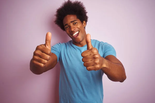 Homem Afro Americano Com Cabelo Afro Vestindo Camiseta Azul Sobre — Fotografia de Stock