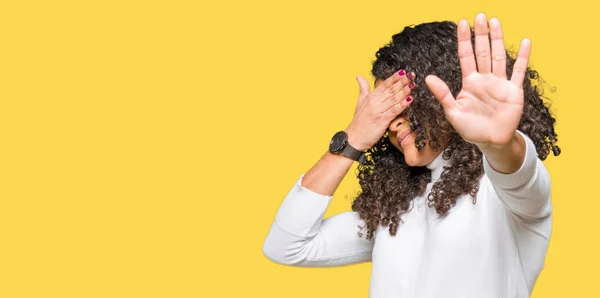 Mulher Bonita Nova Com Cabelo Encaracolado Vestindo Camisola Gola Alta — Fotografia de Stock