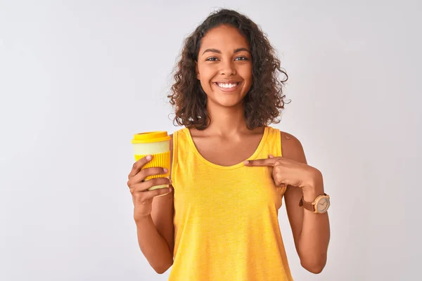 Joven Brasileña Bebiendo Llevar Café Pie Sobre Fondo Blanco Aislado — Foto de Stock