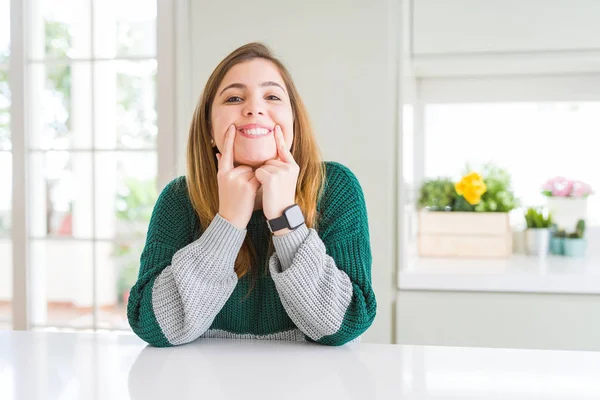 Joven Hermosa Mujer Talla Grande Con Suéter Rayas Casual Sonriendo —  Fotos de Stock