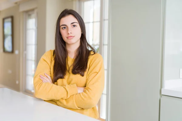 黄色いセーターを着た美しい若い女性は懐疑的で神経質で 腕を組んだ顔に失望した表情をしている 否定的な人 — ストック写真