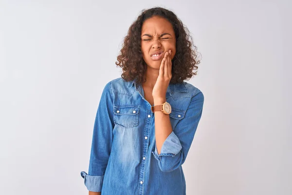 Jeune Femme Brésilienne Portant Une Chemise Denim Debout Sur Fond — Photo