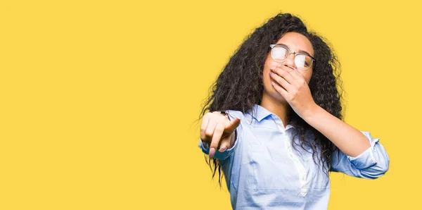 Jonge Mooie Zakelijke Meisje Met Krullend Haar Dragen Brillen Lachend — Stockfoto