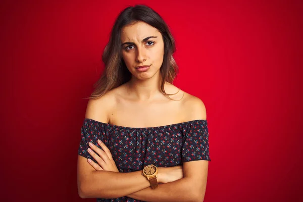 Ung Vacker Kvinna Bär Blommig Shirt Över Röd Isolerad Bakgrund — Stockfoto