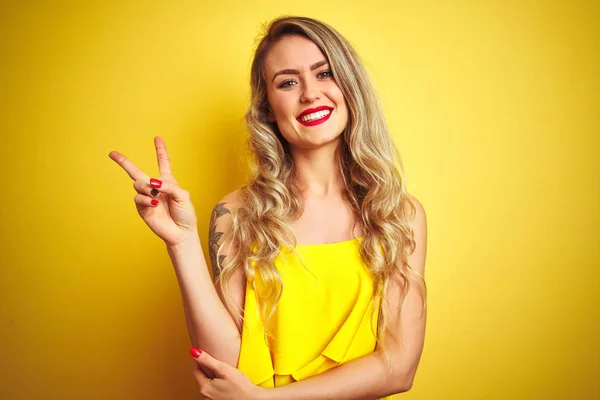 Jovem Attactive Mulher Vestindo Shirt Sobre Amarelo Isolado Fundo Sorrindo — Fotografia de Stock