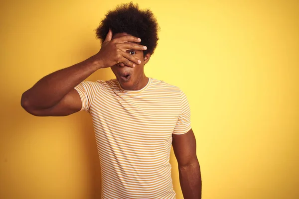 Homme Américain Aux Cheveux Afro Portant Shirt Rayé Debout Sur — Photo