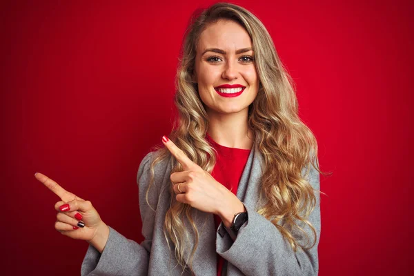 Ung Vacker Affärskvinna Bär Elegant Jacka Stående Över Röd Isolerad — Stockfoto