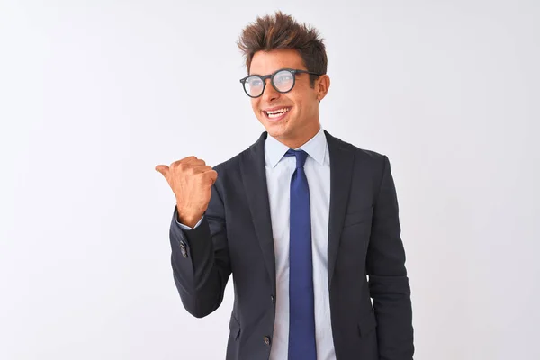Mladý Pohledný Podnikatel Obleku Brýlích Izolovaném Bílém Pozadí Usmívá Šťastnou — Stock fotografie