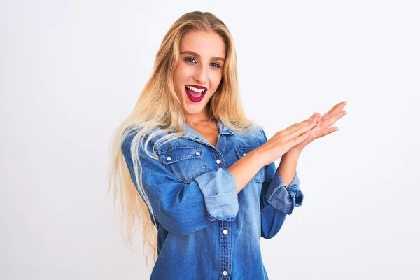 Jovem Mulher Bonita Vestindo Camisa Ganga Casual Sobre Fundo Branco — Fotografia de Stock