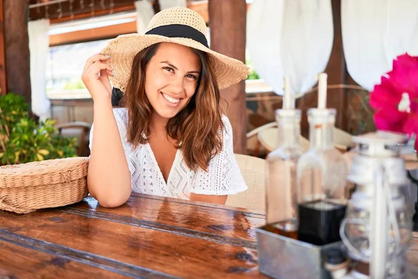 Junge Schöne Frau Sitzt Tropischen Restaurant Und Genießt Den Sommerurlaub — Stockfoto
