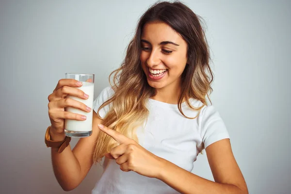Ung Vacker Kvinna Dricker Ett Glas Mjölk Över Vit Isolerad — Stockfoto
