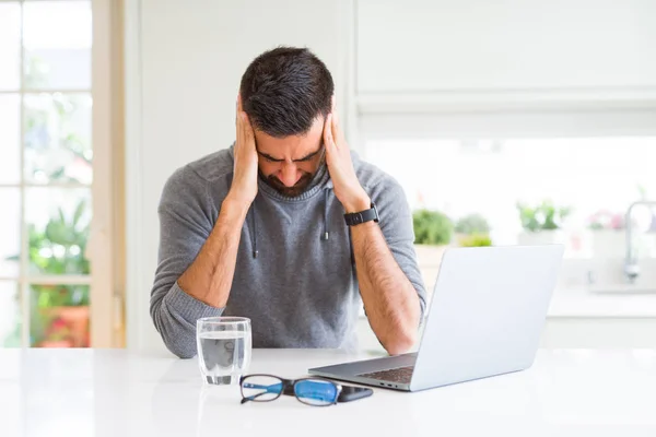 Hombre Hispano Guapo Que Trabaja Usando Computadora Portátil Que Sufre — Foto de Stock