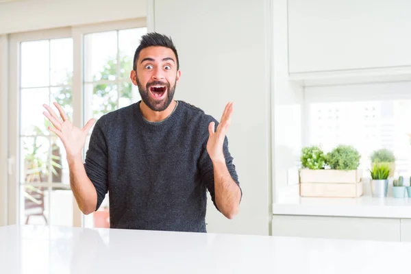 Bello Ispanico Uomo Indossa Maglione Casual Casa Che Celebra Pazzo — Foto Stock