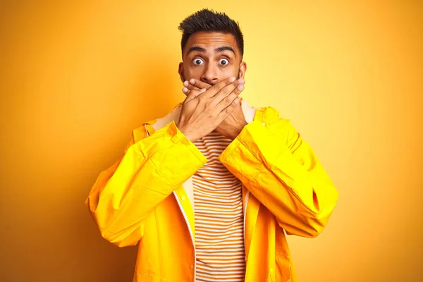 Joven Hombre Indio Con Impermeable Pie Sobre Fondo Amarillo Aislado — Foto de Stock