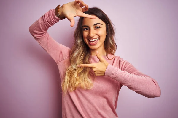 Jonge Mooie Vrouw Draagt Een Trui Roze Geïsoleerde Achtergrond Glimlachend — Stockfoto