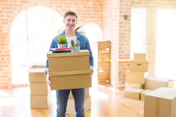 Bello Giovane Uomo Sorridente Felice Trasferirsi Una Nuova Casa Molto — Foto Stock