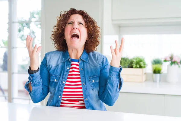 Mujer Mayor Mediana Edad Con Pelo Rizado Usando Chaqueta Mezclilla — Foto de Stock