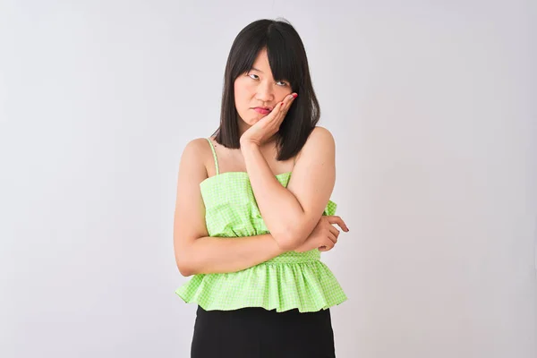 Mladý Krásný Číňan Žena Sobě Zelené Tričko Přes Izolované Bílé — Stock fotografie