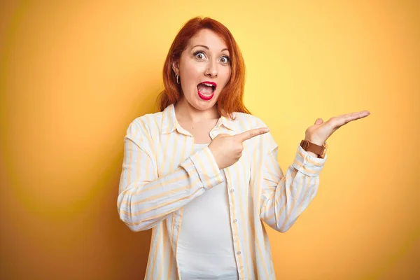 Mooie Roodharige Vrouw Draagt Gestreepte Shirt Staan Geïsoleerde Gele Achtergrond — Stockfoto