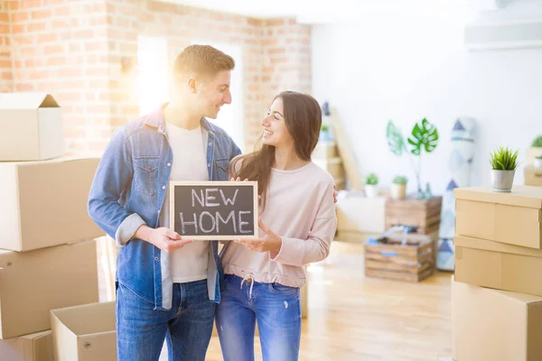 Hermosa Pareja Joven Abrazándose Amor Sosteniendo Pizarra Mudarse Nuevo Hogar — Foto de Stock