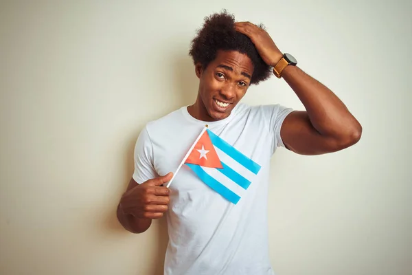 Młody Afrykański Amerykanin Trzymający Kubańską Flagę Nad Odizolowanym Białym Tłem — Zdjęcie stockowe