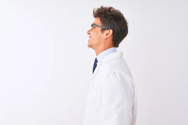 Jonge Knappe Wetenschapper Man Met Een Bril Jas Geïsoleerde Witte — Stockfoto