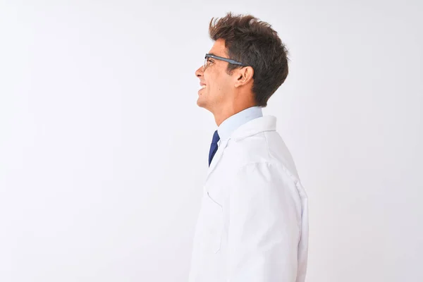 Joven Cientista Guapo Con Gafas Abrigo Sobre Fondo Blanco Aislado —  Fotos de Stock