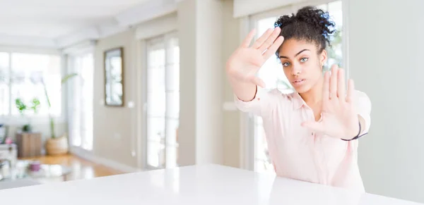 Weitwinkel Der Schönen Afrikanisch Amerikanischen Frau Mit Afro Haaren Dabei — Stockfoto