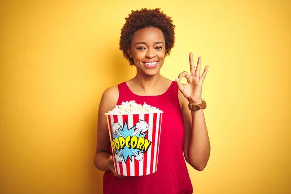 Donna Afroamericana Che Tiene Pacchetto Popcorn Sfondo Giallo Isolato Facendo — Foto Stock