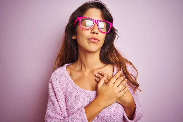 Joven Hermosa Mujer Con Gafas Moda Pie Sobre Fondo Aislado —  Fotos de Stock