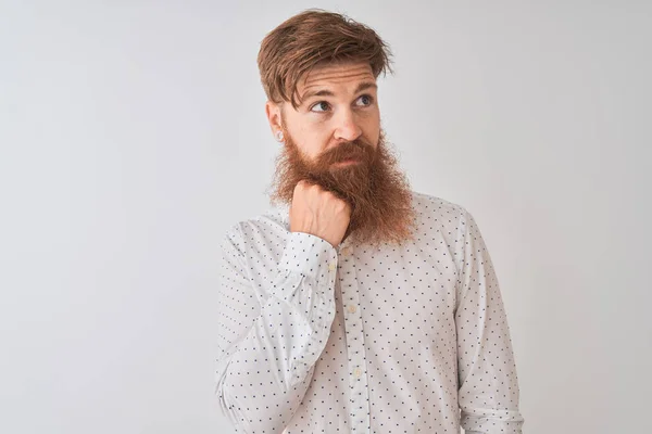 Joven Pelirrojo Irlandés Con Camisa Pie Sobre Fondo Blanco Aislado —  Fotos de Stock