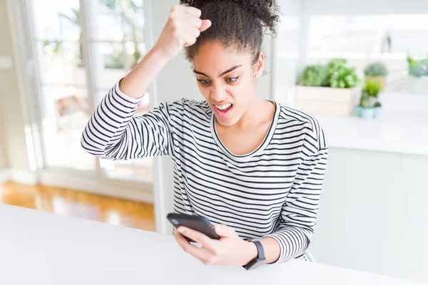 Ung Afrikansk Amerikansk Kvinna Med Smartphone Sms Ett Meddelande Irriterad — Stockfoto