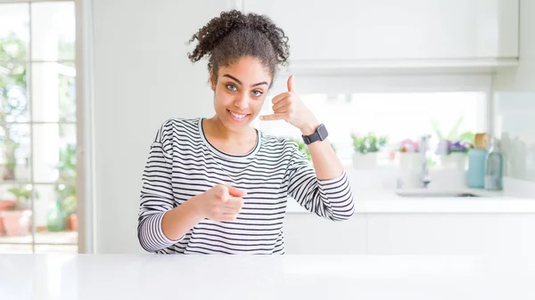Красивая Африканская Американка Афроволосами Обычном Полосатом Свитере Улыбается Разговаривая Телефону — стоковое фото