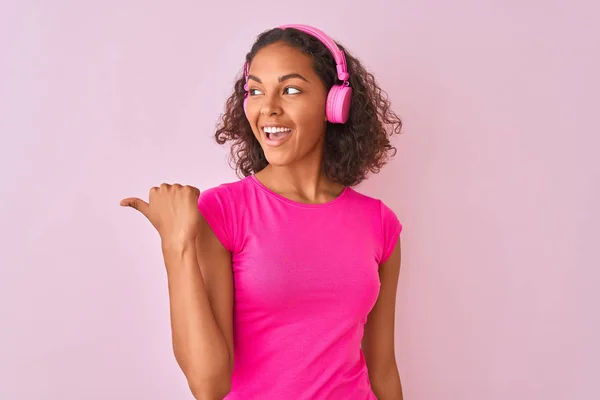 Giovane Donna Brasiliana Che Ascolta Musica Utilizzando Cuffie Sfondo Rosa — Foto Stock