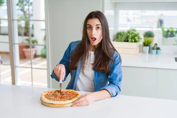 Hermosa Joven Cortando Una Sabrosa Rebanada Pizza Usando Cortador Asustado —  Fotos de Stock