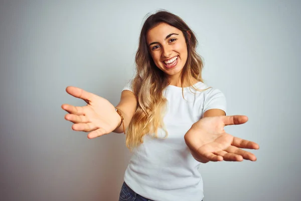 Jovem Mulher Bonita Vestindo Casual Shirt Branca Sobre Fundo Isolado — Fotografia de Stock